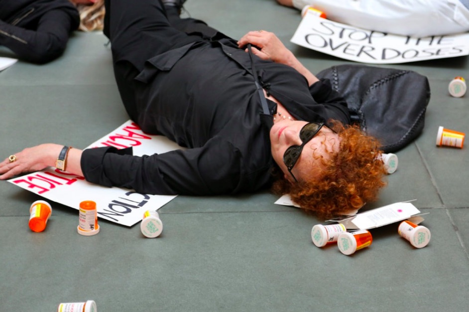 Nan Goldin, OxyContin protestosu, "All the Beauty and The Bloodshed" (Hayatın Tüm Acıları ve Güzellikleri) adlı belgesel filmden