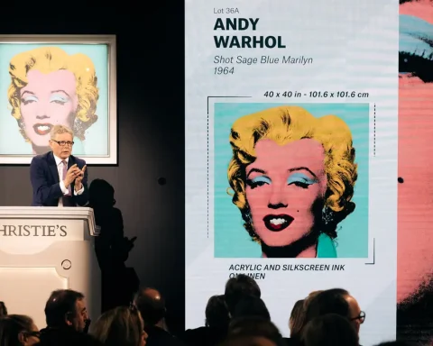 Andy Warhol, Shot Sage Blue Marilyn, 1964, Christie's'de satıldığı açık arttırmadan bir kesit, Fotoğraf: Andy Warhol Foundation / the Visual Arts, Inc./Artists Rights Society (ARS), NY; The New York Times/ Jeenah Moon