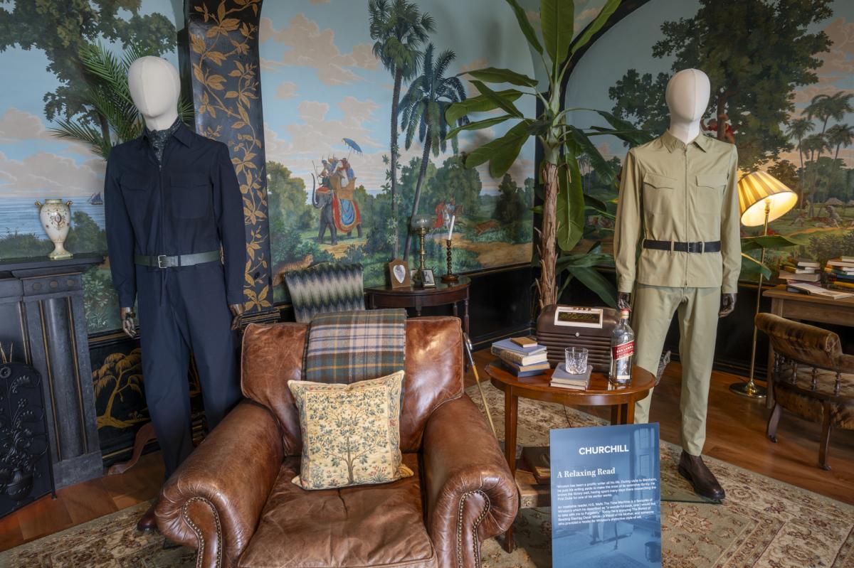 Winston Churcill'in kendisi için lüks bir versiyonunu ürettirdiği Siren Suit, Icons of British Sergisi, Blenheim Sarayı, 2024, Fotoğraf: Pete Seaward 