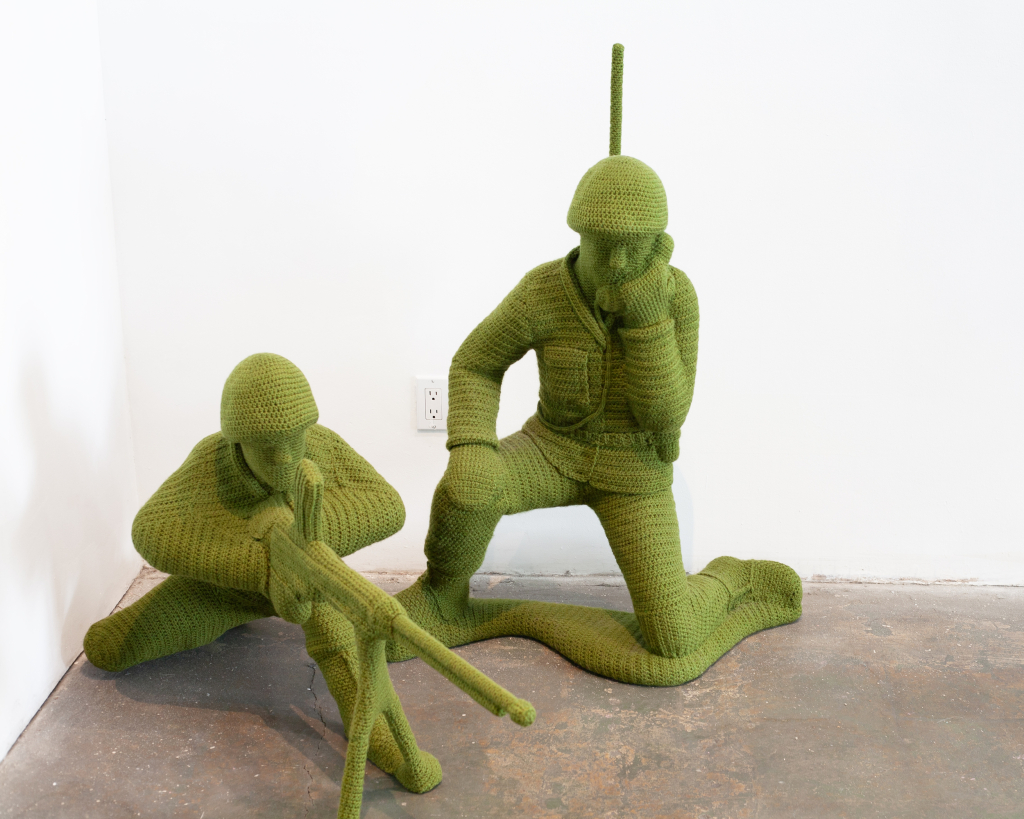 Nathan Vincent, (solda) “Green Army Man 10A (diz çökmüş)”, iplik, köpük, çelik, paverpol ve pamuklu kumaş, 28 x 19 x 56 inç, 2015, (sağda) “Green Army Man 3A”, iplik, köpük, çelik, paverpol ve pamuklu kumaş, 46 x 15 x 34 1/2 inç, 2015, Walter Maciel Gallery, Fotoğraf: Charlene Stevens/Hyperallergic