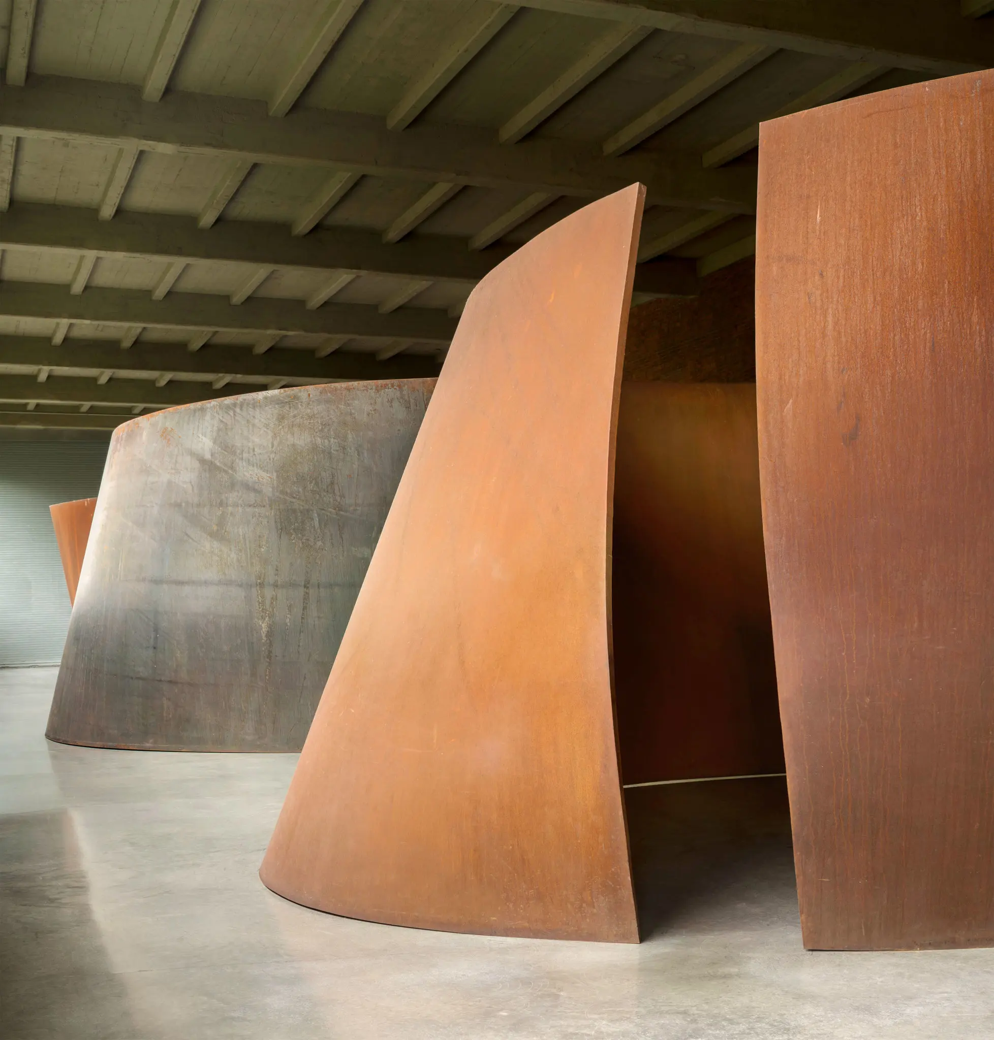 Richard Serra, soldan sağa, “Torqued Ellipse II,” 1996; “Double Torqued Ellipse” 1997; “Torqued Ellipse I,” 1996, Fotoğraf: Dia Art Foundation; Bill Jacobson Studio