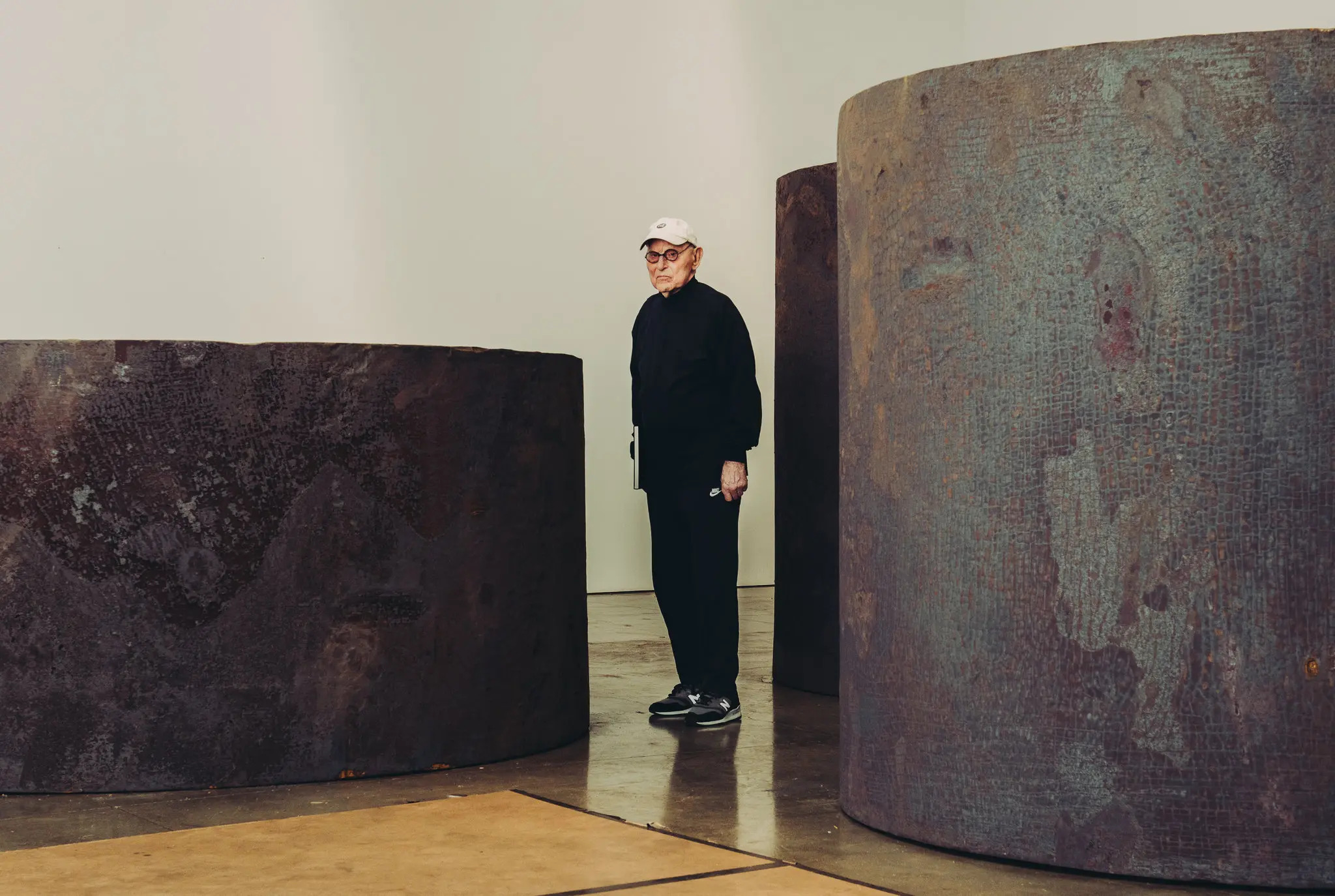 Richard Serra, “Combined and Separated” heykeli ile, 2019, Fotoğraf: George Etheredge/ The New York Times 