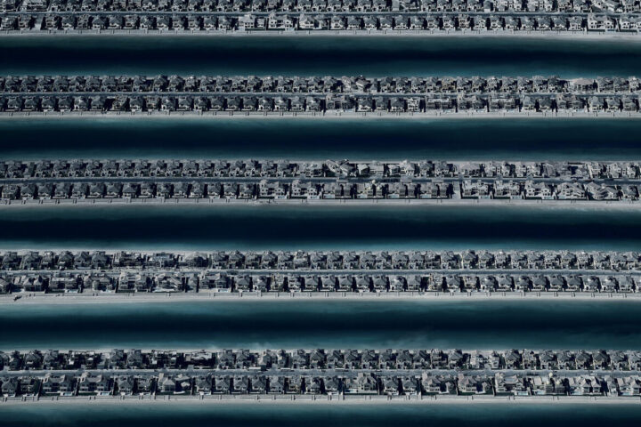 Andreas Gursky, Jumeirah Palm, 2008 Through M.Shvo 244.7 x 165.0 cm, Edition of 6, Copyright: Sanatçının kendisi ve Bilgili Sanat izniyle