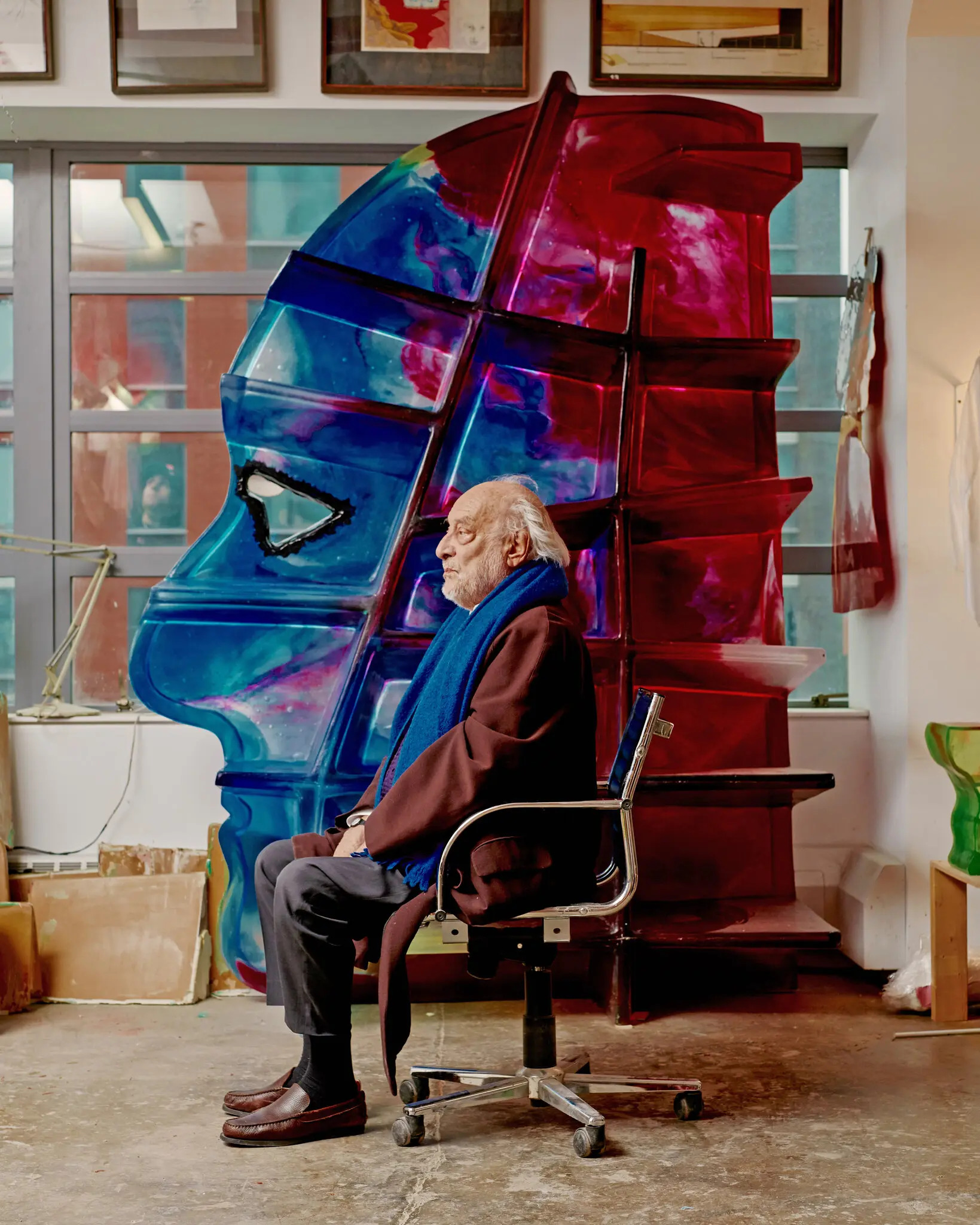 Gaetano Pesce Self-Portrait isimli kitaplık tasarımı ile Brooklyn Navy Yard'daki atölyesinde, 2020, Fotoğraf: Vincent Tullo/The New York Times