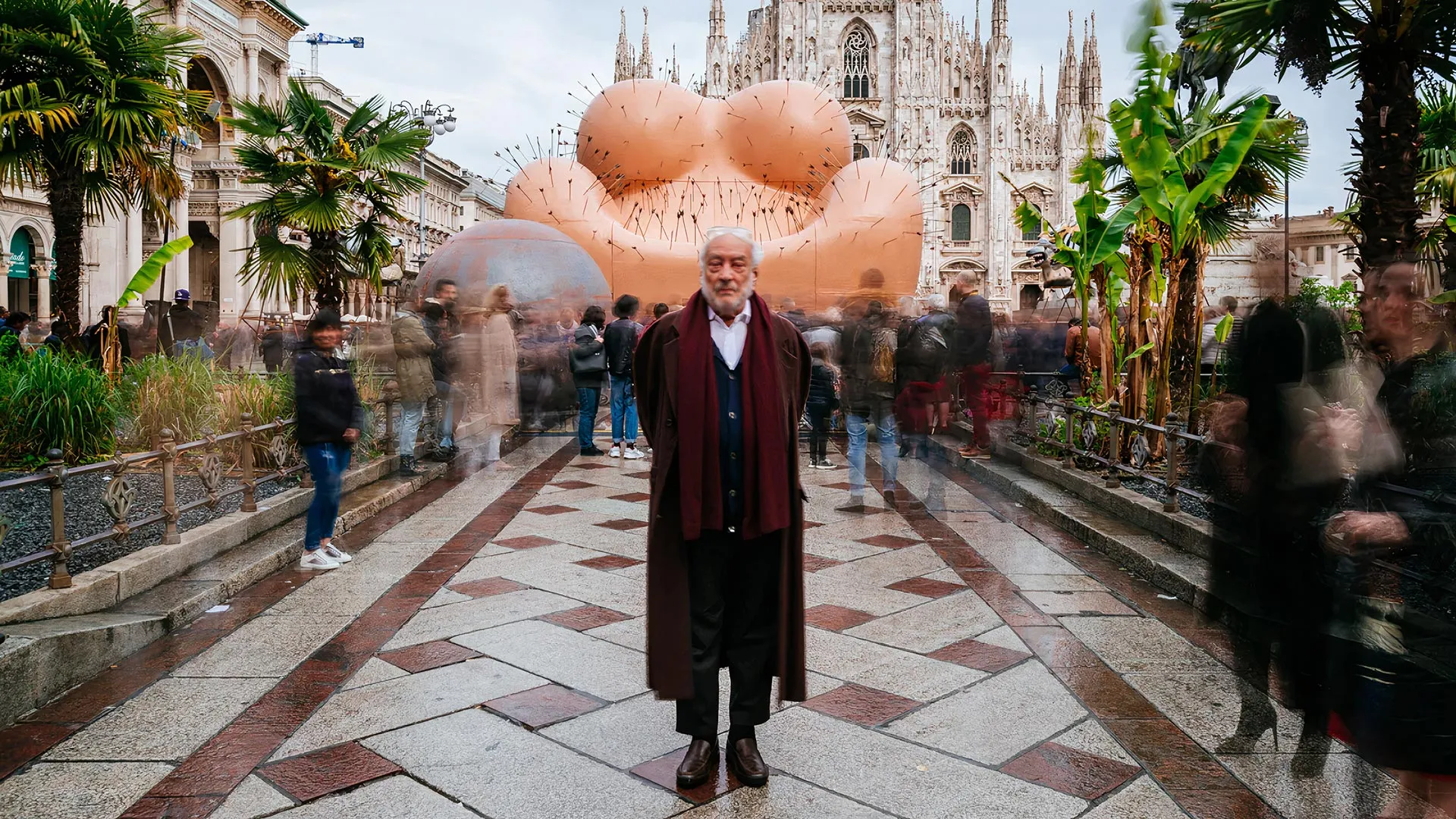 Gaetano Pesce'nin Up 5&6 tasarımının 50. yılına özel sergilenen kamusal enstalasyonu, Piazza Del Duomo Milano, 2019, Fotoğraf: Gabriele Zanon