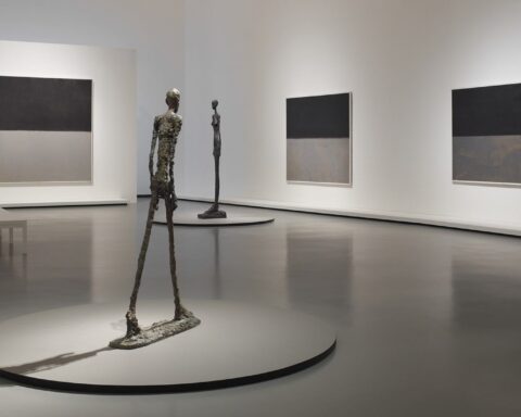 Soldan sağa: Mark Rothko, 1969 Untitled (3)/ Alberto Giacometti L'Homme qui marche I, 1960 Grande Femme III, Fotoğraf: Courtesy of Louis Vuitton Foundation