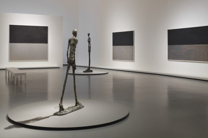 Soldan sağa: Mark Rothko, 1969 Untitled (3)/ Alberto Giacometti L'Homme qui marche I, 1960 Grande Femme III, Fotoğraf: Courtesy of Louis Vuitton Foundation