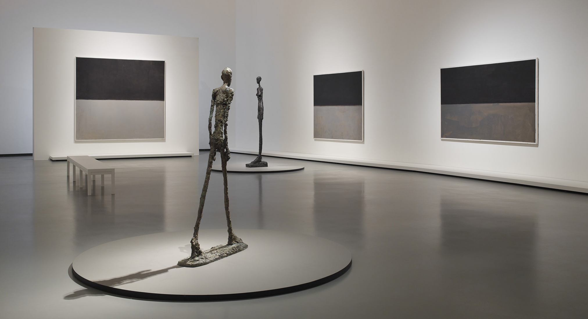 Soldan sağa: Mark Rothko, 1969 Untitled (3)/ Alberto Giacometti L'Homme qui marche I, 1960 Grande Femme III, Fotoğraf: Courtesy of Louis Vuitton Foundation