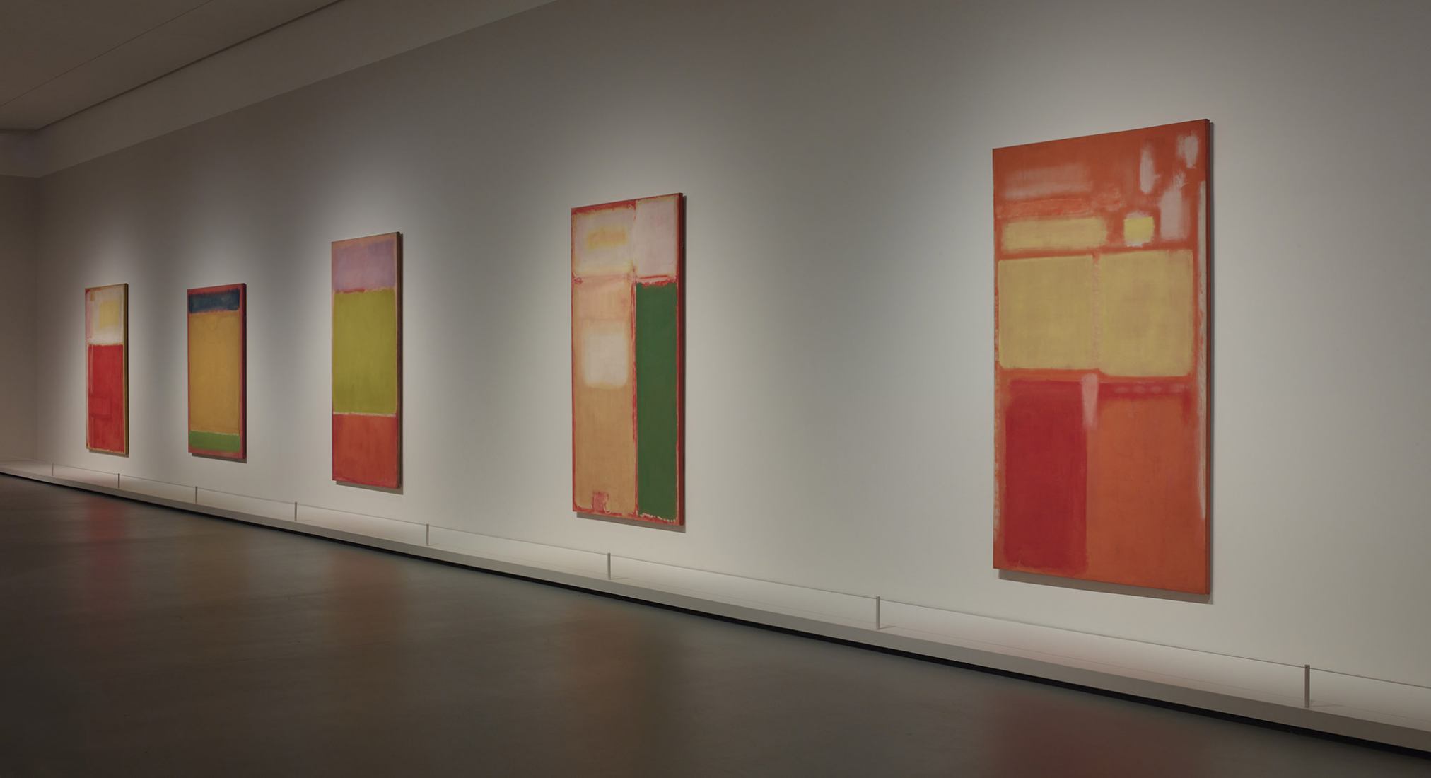 Soldan sağa: Mark Rothko, 1949 No. 8, 1949 Untitled (Blue, Yellow, Green on Red), 1954 No. 7, 1951 No. 1-20, 1949 No. 21 (Untitled), Fotoğraf: Courtesy of Louis Vuitton Foundation