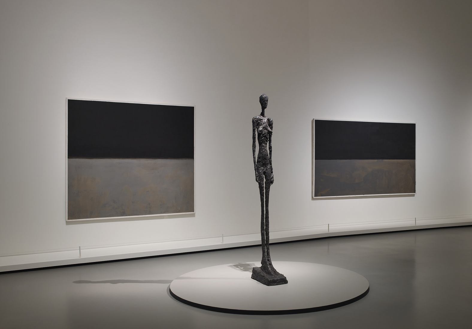 Soldan sağa: Mark Rothko, 1969 Untitled (2) / Alberto Giacometti, 1960 Grande Femme III, Fotoğraf: Courtesy of Louis Vuitton Foundation