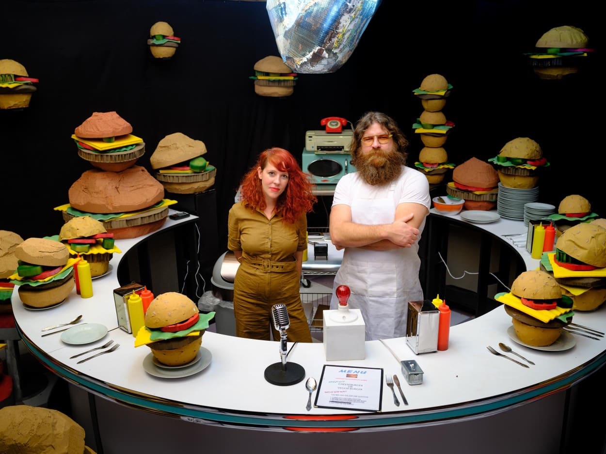 Jen Catron ve Paul Outlaw, Hamburger Heaven (Waiting for god(ot)), 2021, Fotoğraf: Waasaic Project