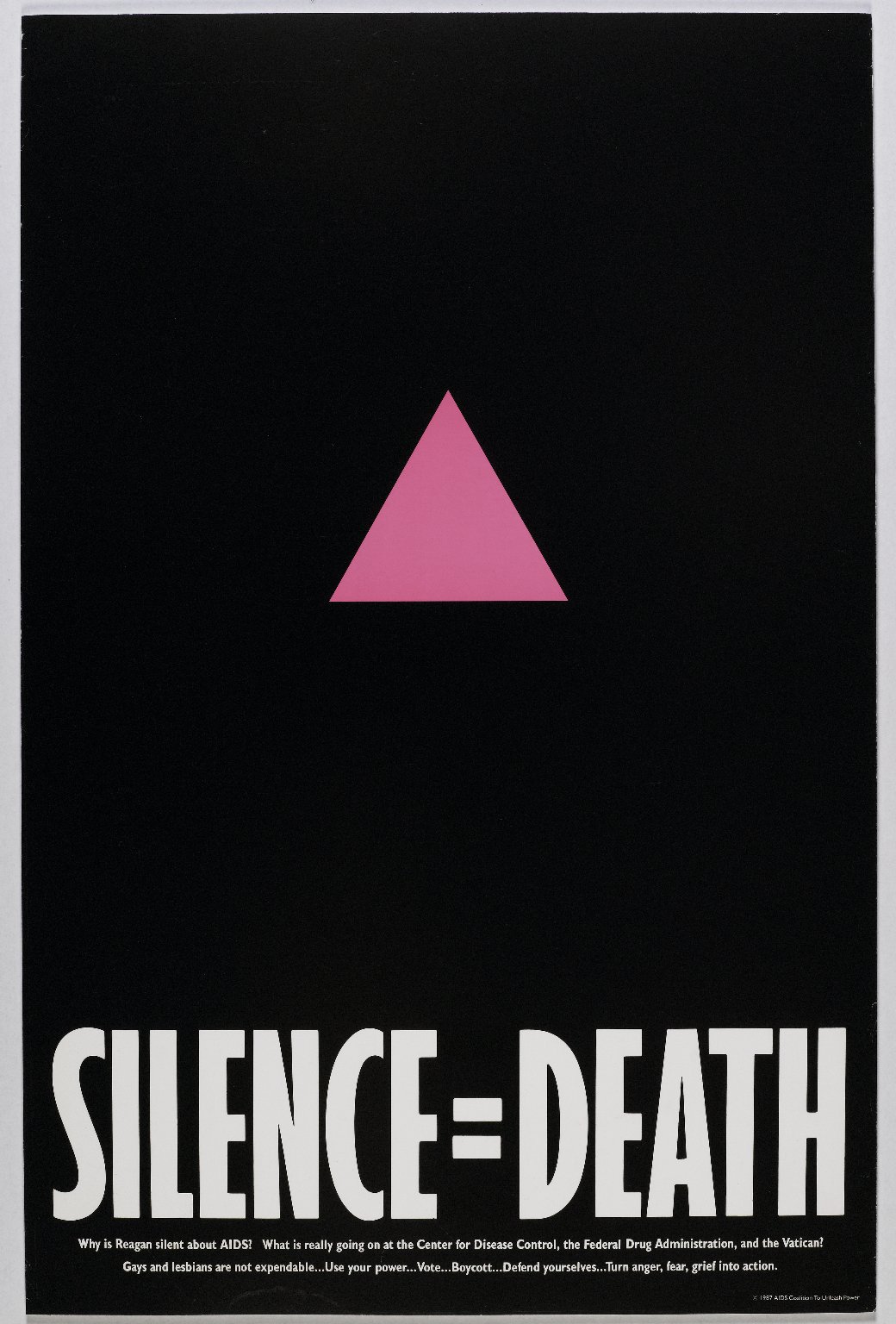 Sessizlik = Ölüm, SILENCE = DEATH Projesi (Avram Finkelstein, Brian Howard, Oliver Johnston, Charles Kreloff, Chris Li). Kaynak: Brooklyn Müzesi. © © 1987 Sessizlik = Ölüm Projesi. ACT-UP, The AIDS Coalition To Unleash Power tarafından izin alınarak kullanılmıştır.