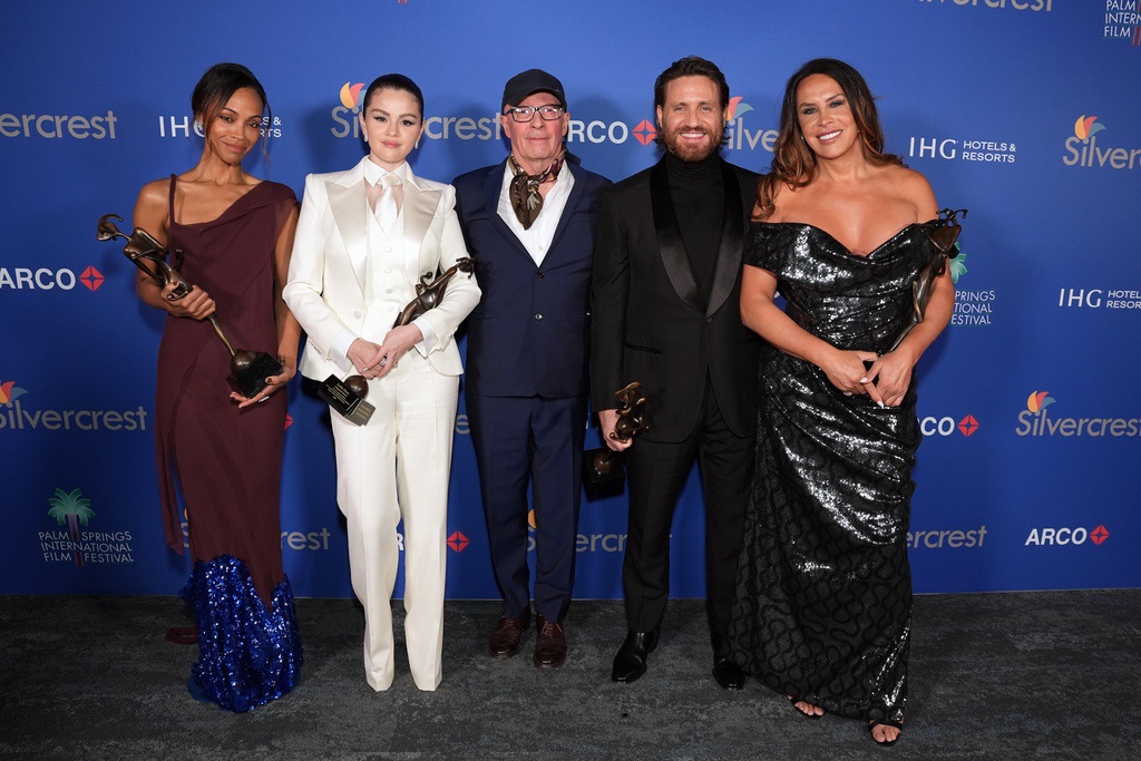 “Emilia Pérez” filmiyle Öncü Ödülü kazanan Zoe Saldana, Selena Gomez, Jacques Audiard, Édgar Ramírez ve Karla Sofía Gascón, 03 Ocak 2025 tarihinde Palm Springs, Kaliforniya'daki Palm Springs Kongre Merkezi'nde düzenlenen 36. Palm Springs Uluslararası Film Ödülleri sırasında kuliste poz veriyor.