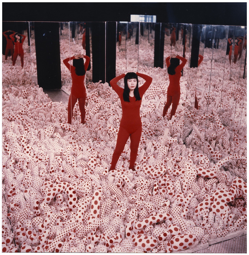 Yayoi Kusama'nın enstalasyon görünümü, Sonsuzluk Aynası Odası - Phalli's Field, 1965, Castellane Gallery, New York'ta. © YAYOI KUSAMA