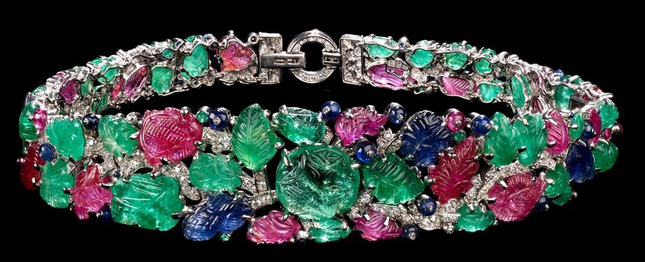 Tutti Frutti tarzında bandeau, English Art Works for Cartier London, 1928. Zümrüt, yakut, safir, elmas ve platin © Victoria ve Albert Müzesi, Londra