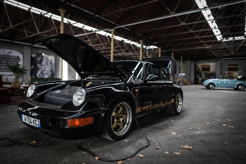 RETROFUTURE şirketi, ortağı RoadSport Electric Cars ile birlikte Fransa'da Tesla motorlu 1982 model ilk Porsche 911 prototipini tanıttı.
