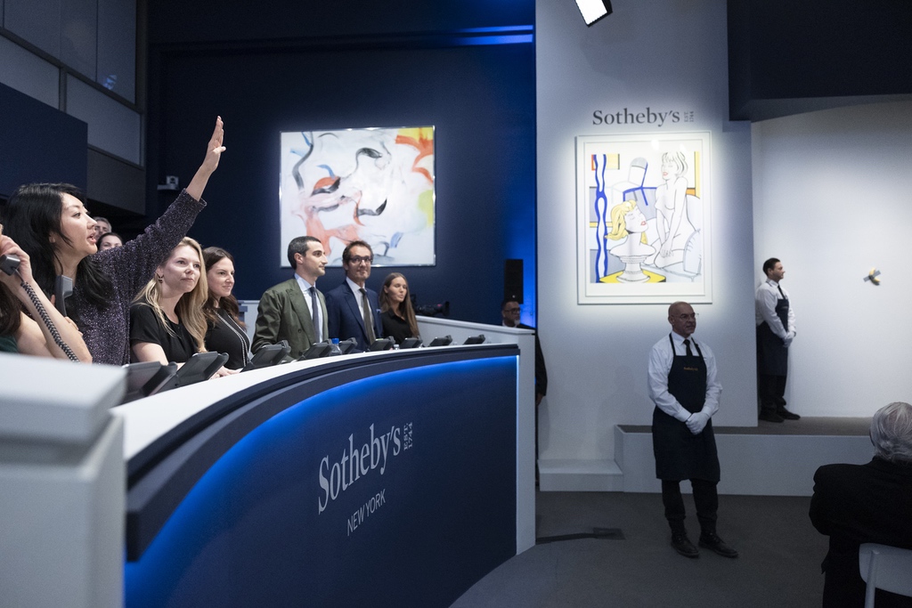 Jen Hua, Sotheby's Başkan Yardımcısı, Sotheby's'de teklifleri alıyor