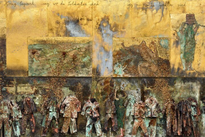 Anselm Kiefer, 'Sag mir wo die Blumen sind' (detay), 2024, Emülsiyon, yağ, akrilik, gomalak, altın varak, elektroliz tortusu, kil, kuru çiçekler, saman, kumaş, çelik, füzen ve tuval üzerine tuval kolajı. Telif hakkı: Anselm Kiefer. Fotoğraf: Atelier Anselm Kiefer