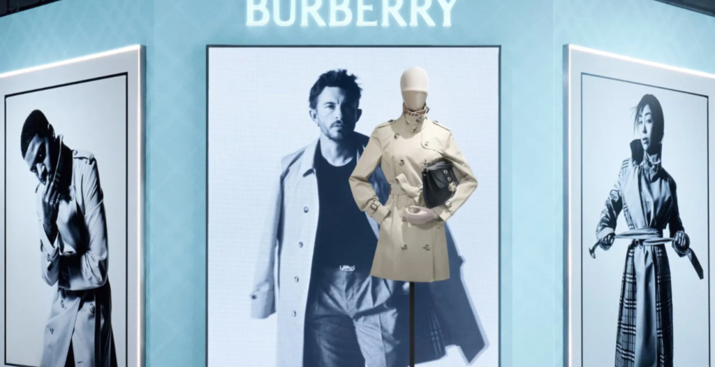 Trençkotun Dönüşümü: Burberry ve V&A’dan Yeni Sergi